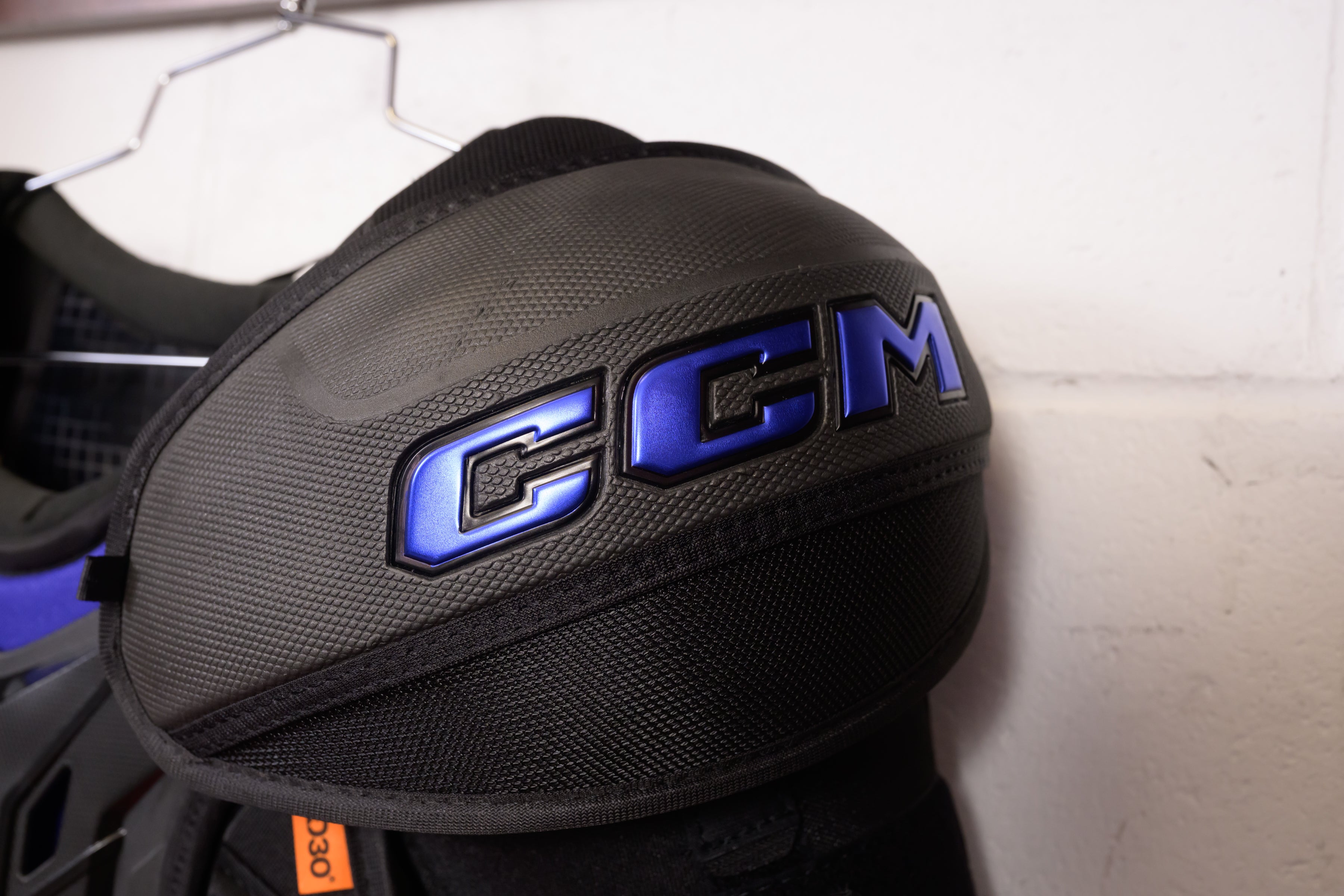 ccm xr85 shoulder pads