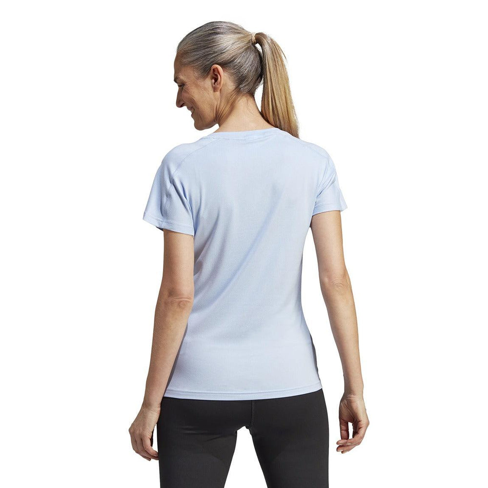 AEROREADY Train Essentials Branding Women - T-Shirt – Minimal Sports V-Neck Excellence